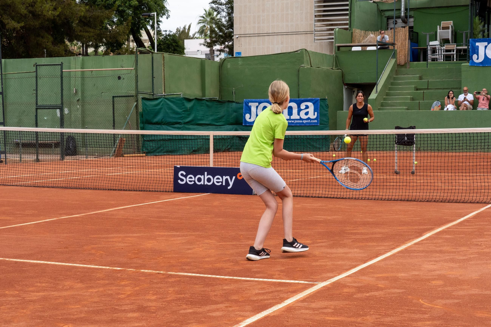 Imágenes del Clinic con Paula Badosa, Jessica Bouzas y los alumnos de la escuela del Real Club Recreativo de Tenis de Huelva  
