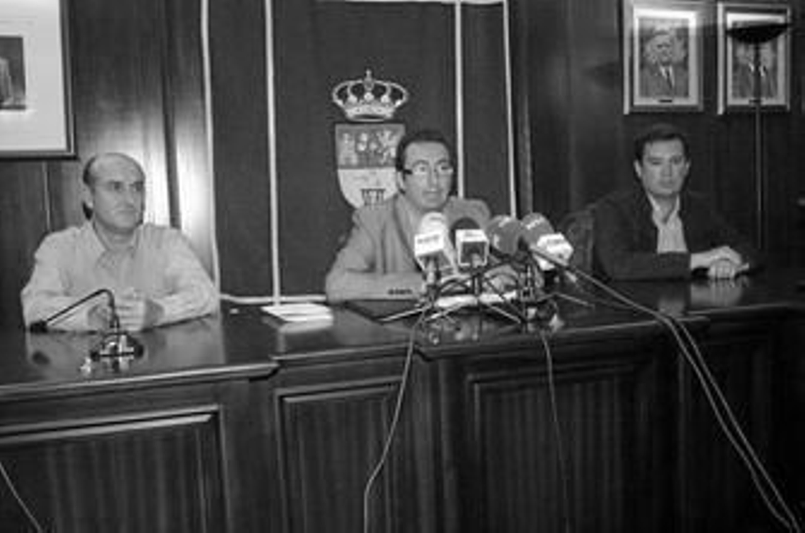 Manuel Andrés González (centro), durante la rueda de prensa de ayer, junto a Juan Manuel González y Alberto Santana.