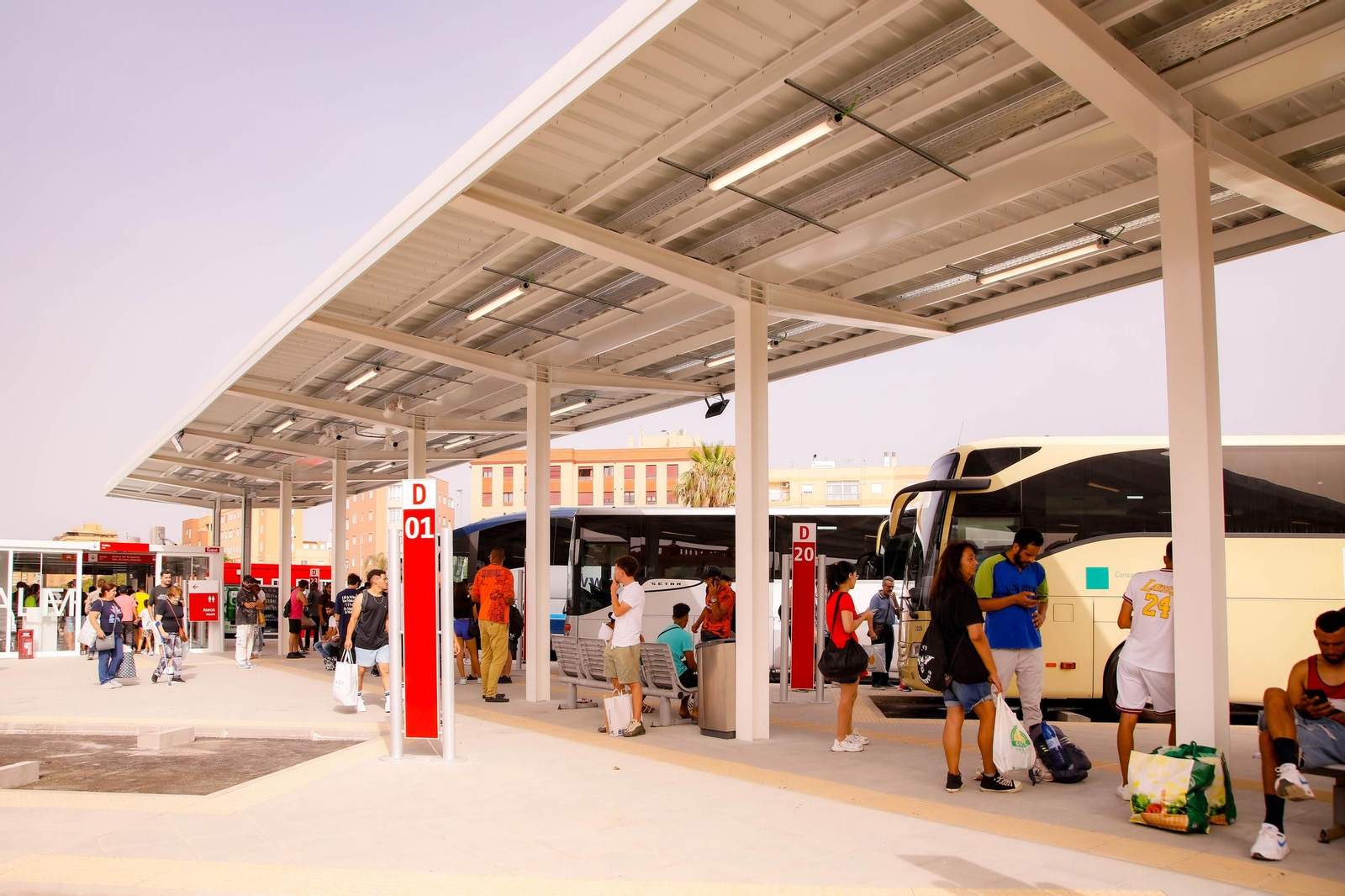 Imágenes del primer día de funcionamiento en la estación de bus en Almería