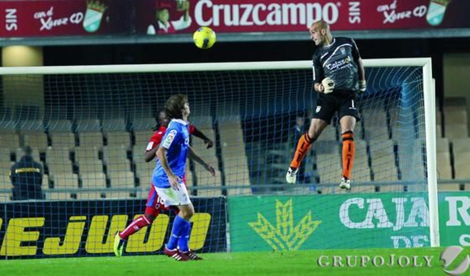 Chema salta en busca de un balón aéreo. 

Foto: Miguel Angel Gonzalez