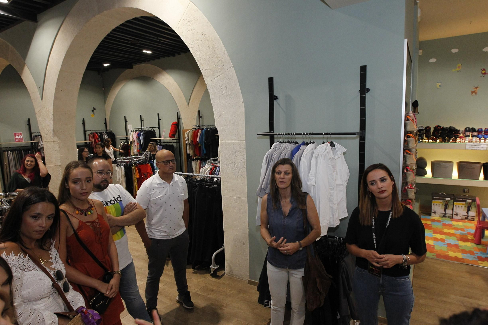 Fotogalería influencers en tienda Koopera Store Caritas Almería
