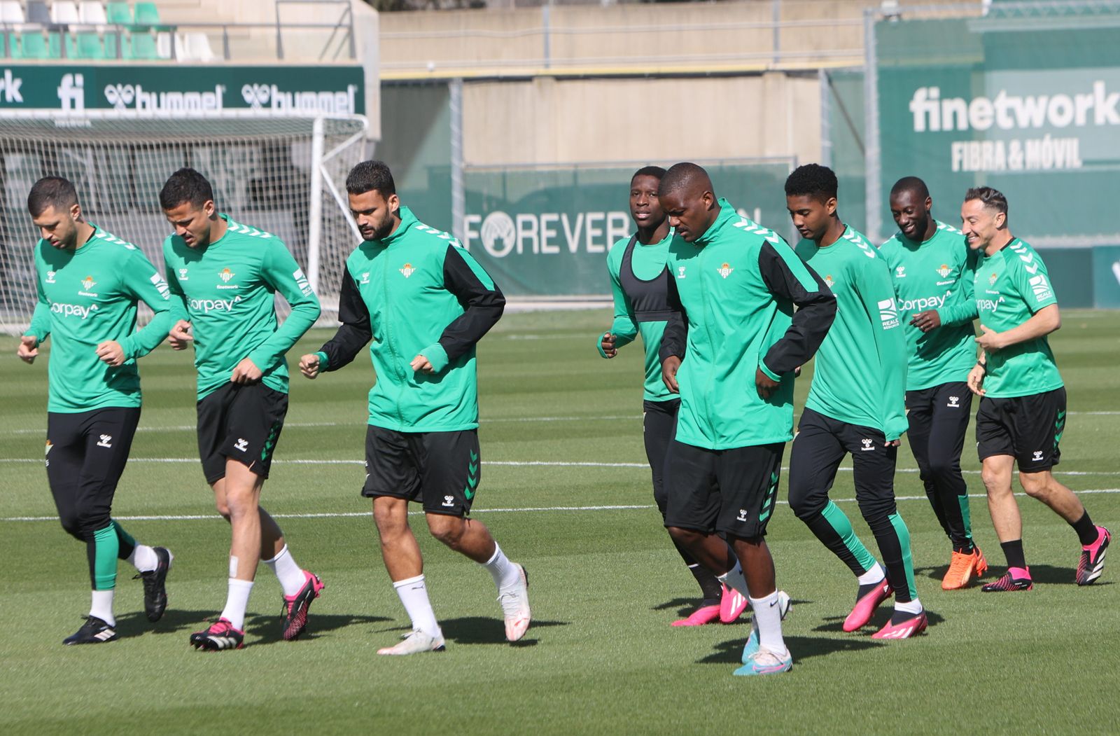 Los jugadores del Betis realizan carrera continua en el entrenamiento de este pasado sábado.