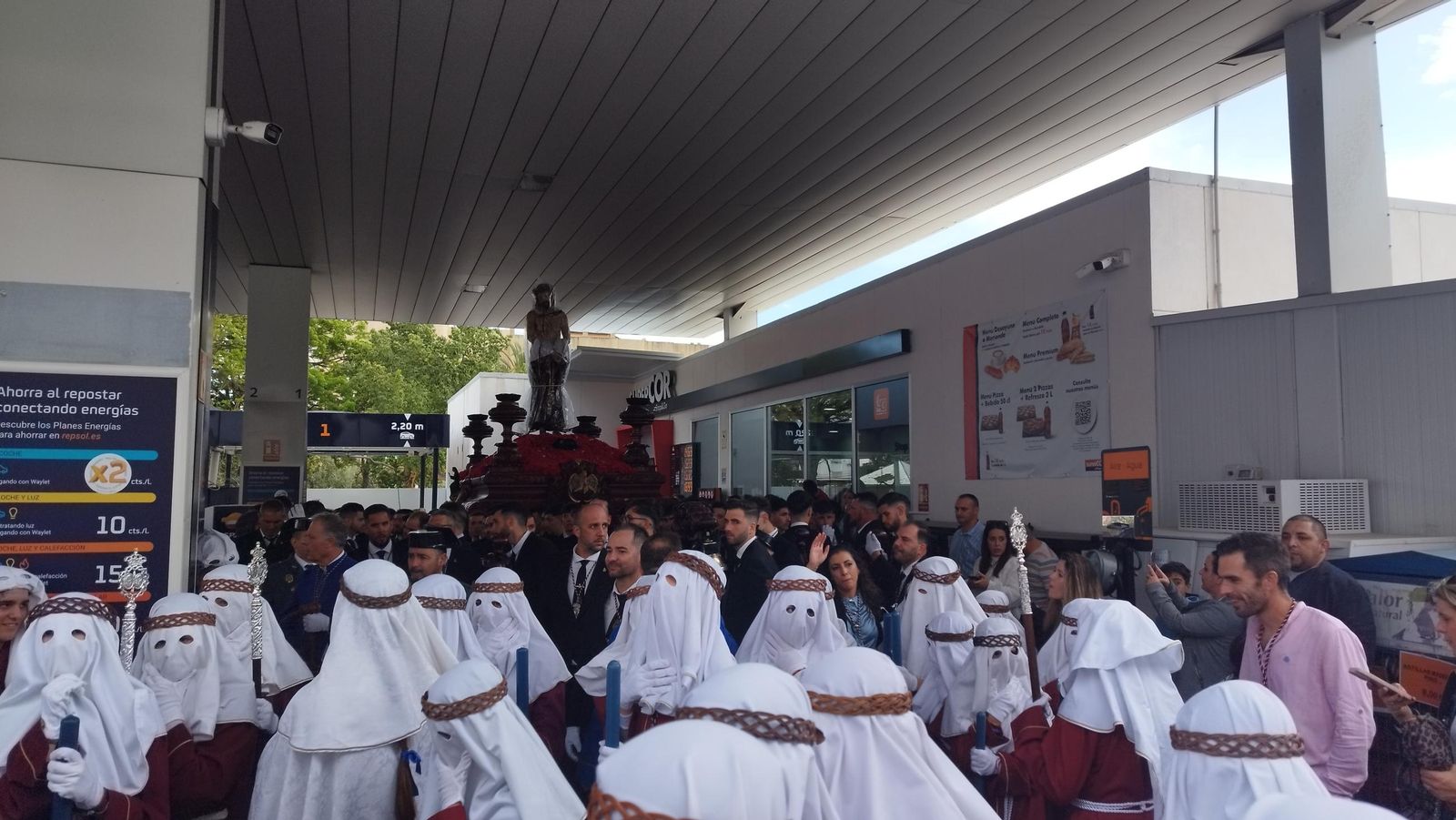 Ecce-Homo y Amor de Vélez-Málaga se refugian del aguacero en una gasolinera