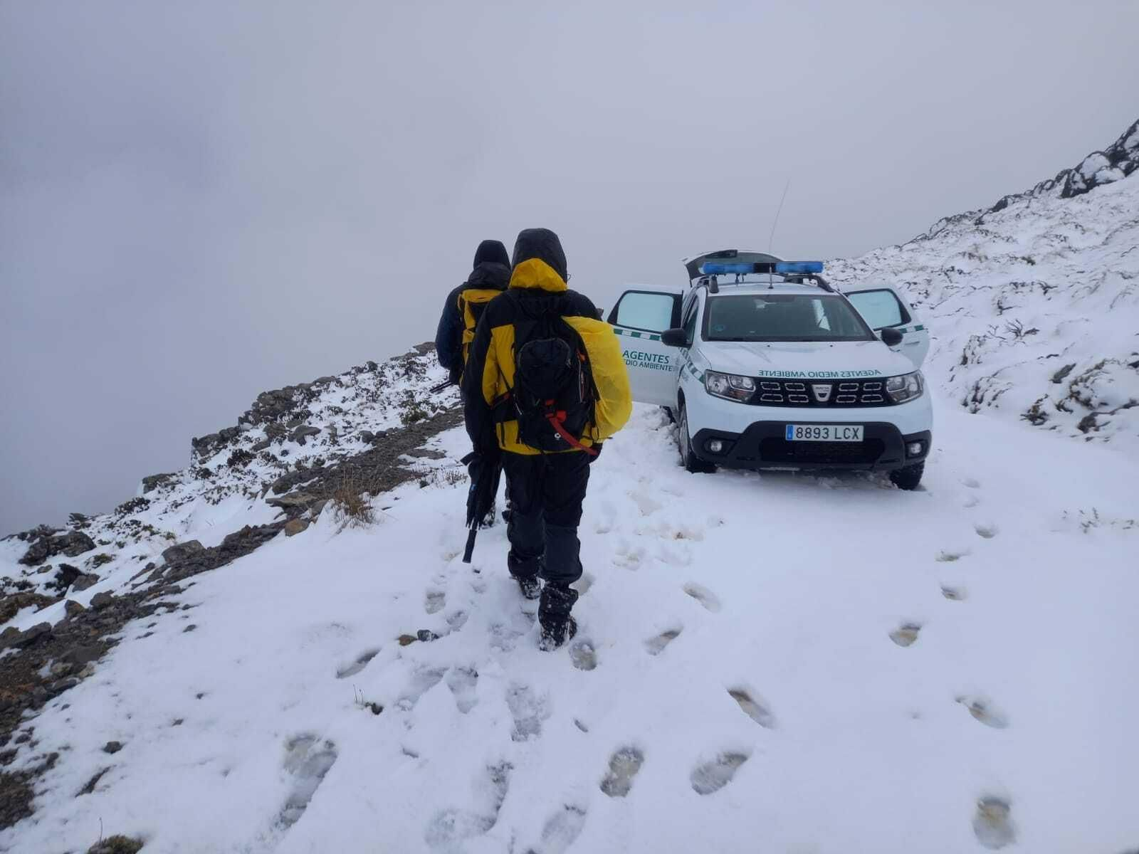 Los agentes de Medio Ambiente han traslado a los montañeros en sus vehículos tras localizarlos. Los agentes de Medio Ambiente han traslado a los montañeros en sus vehículos tras localizarlos.