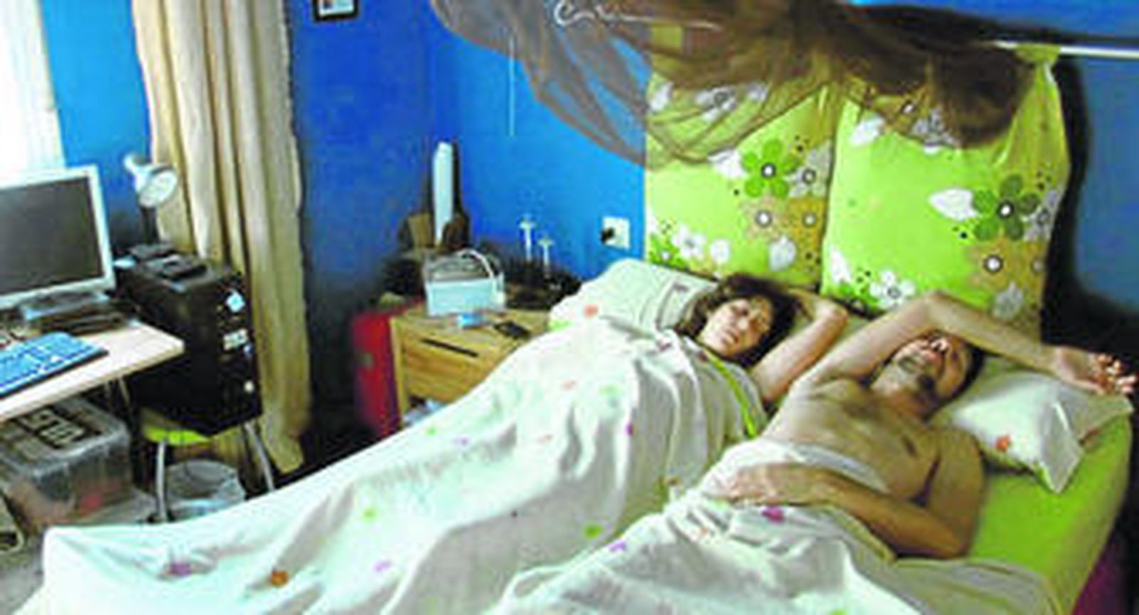 Antonio Labajo y Blanca Puente, en la azotea-palomar de su casa gaditana con la Catedral al fondo.