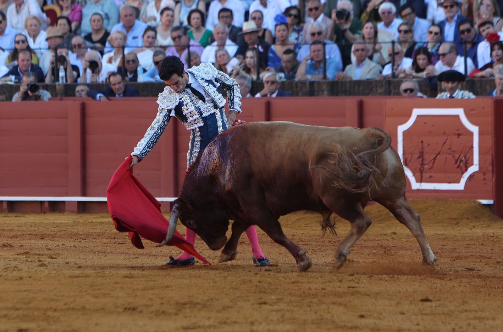 Imágenes de la corrida de toros en la Feria de Sevilla 2023 con El Juli, Alejandro Talavante y Tomás Rufo