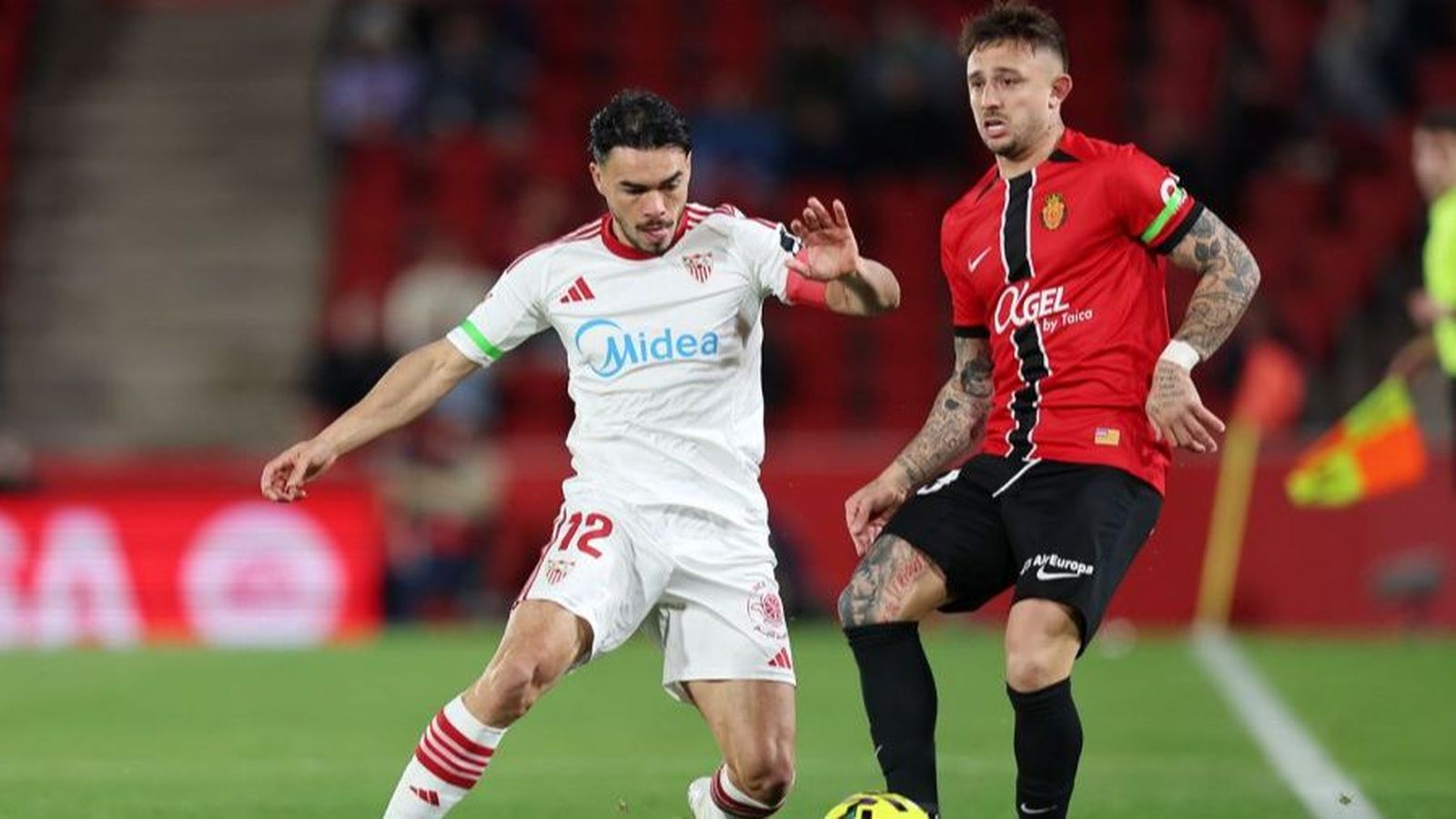 Gabriel Suazo lucha por el balón contra el Mallorca.