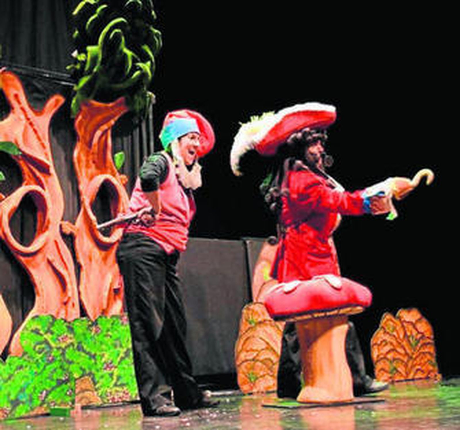 Actores durante la representación de la obra de teatro Peter Pan.