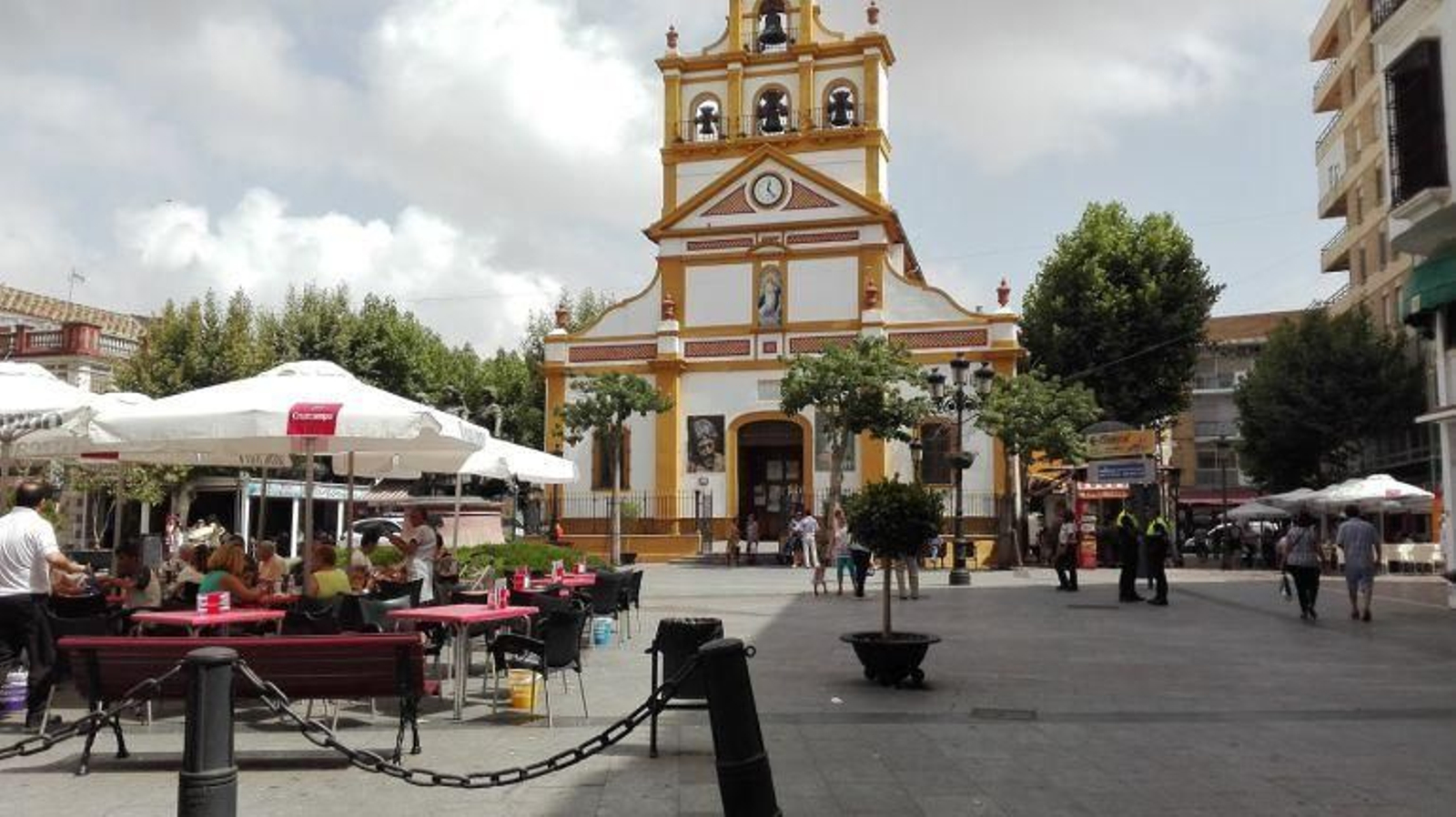 Varias terrazas, en la plaza de la Iglesia de La Línea