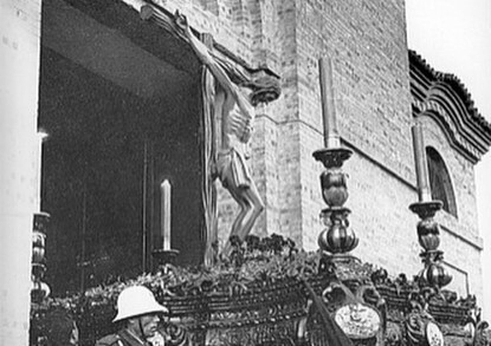 El Señor de los Estudiantes saliendo por la puerta del Corazón de Jesús.