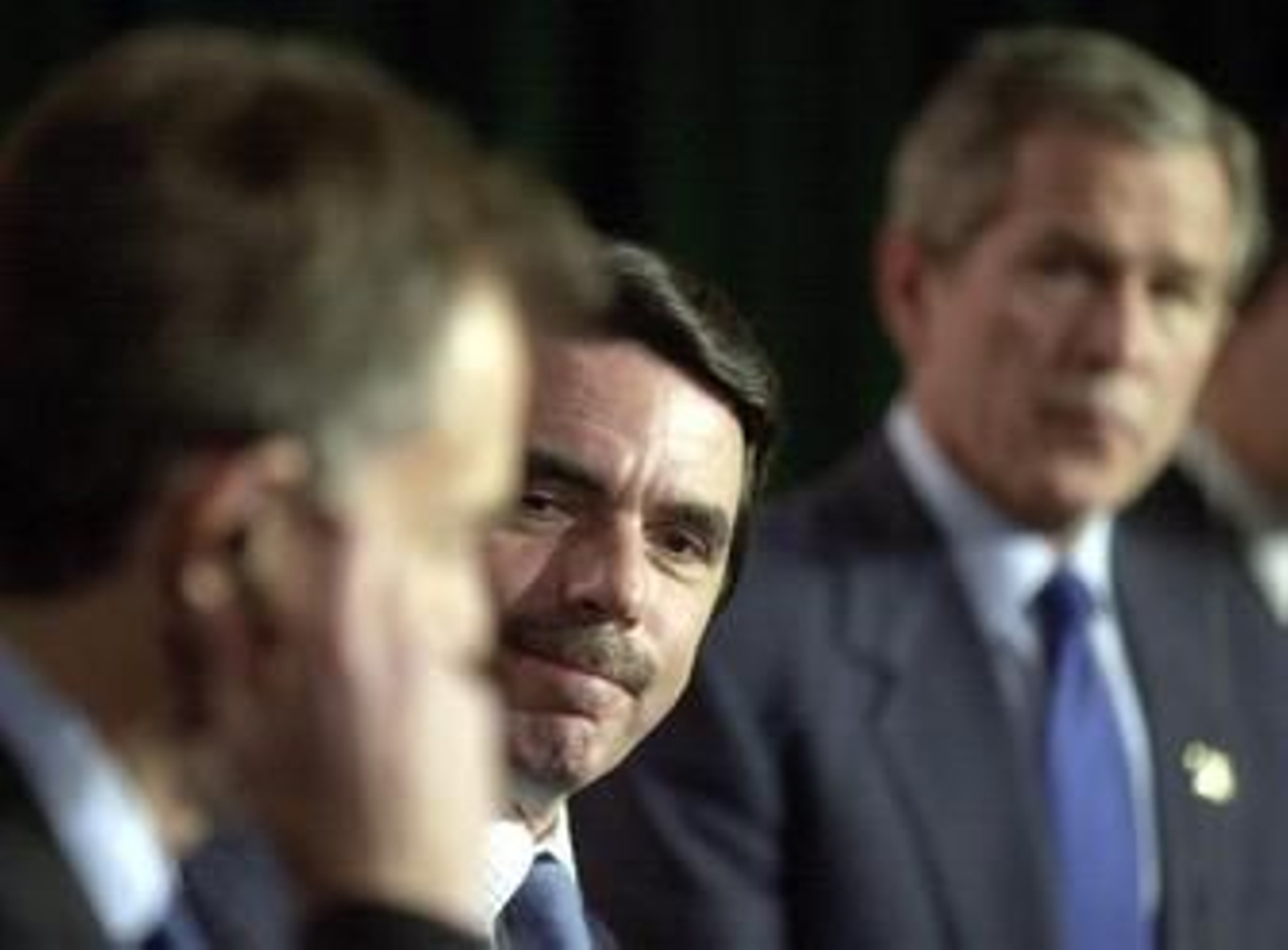 Foto de las Azores con Aznar, Blair y Bush, los tres promotores de la guerra de Iraq.