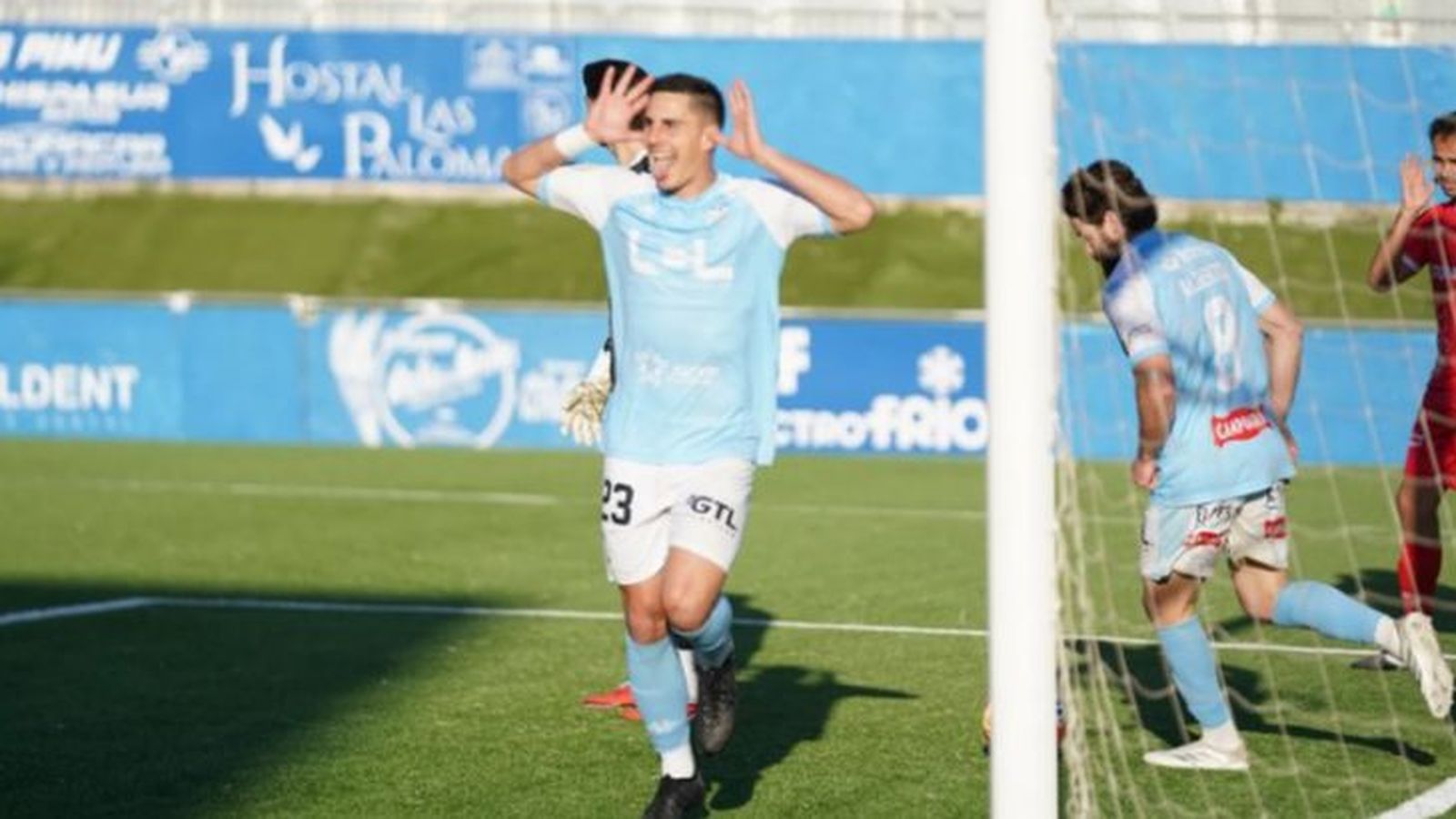 Diego Canty celebra su gol, el 1-0 para el Lucena ante el Castilleja