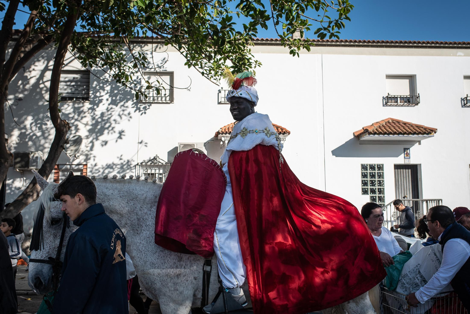 Los Reyes Magos traen la ilusión a los barrios de Huelva, en imágenes