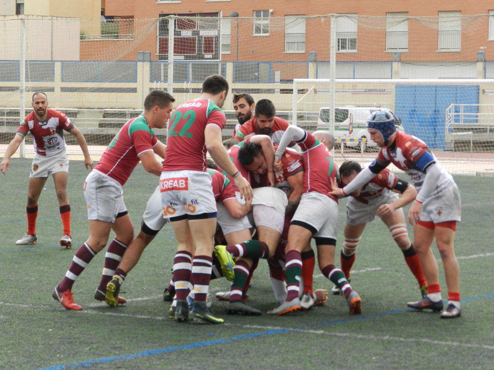 Almerienses y madrileños pugnan por la posesión del oval en una melé.