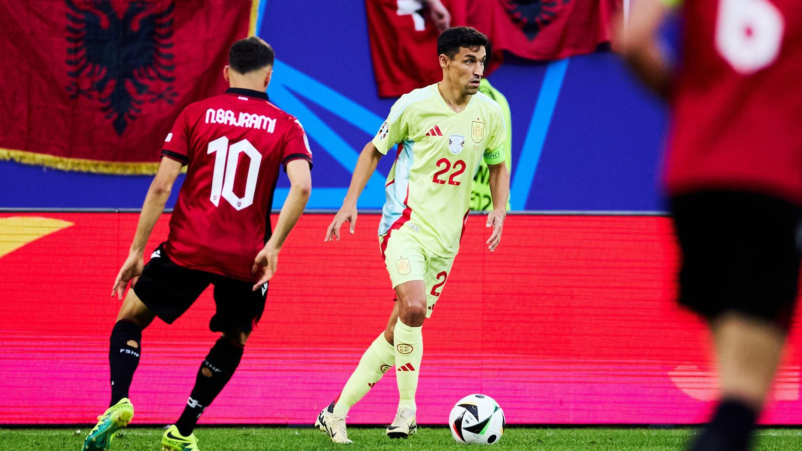 Jesús Navas, ante Bajrami.