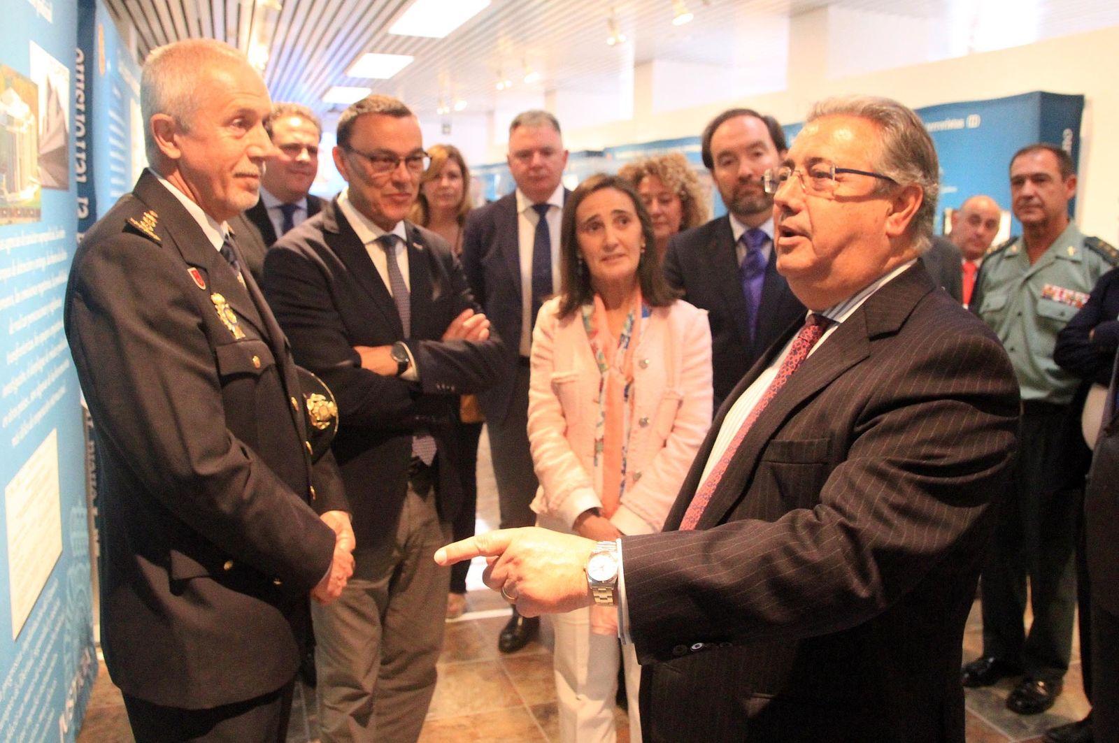 Juan Ignacio Zoido, ministro del Interior, presenta en la Comandancia de la Guardia Civil la nueva versión de AleryCops y el dispositivo del Rocío y posteriormente acude a la Diputación de Huelva para visitar la exposición sobre el terrorismo, en imágenes