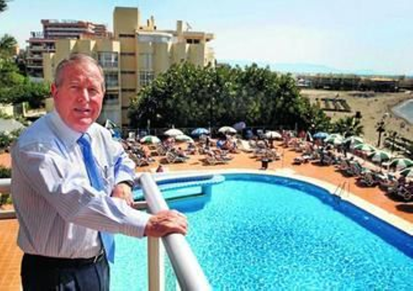 El director de zona de la cadena Medplaya, Miguel Bordera, posa en el hotel Riviera de Benalmádena.