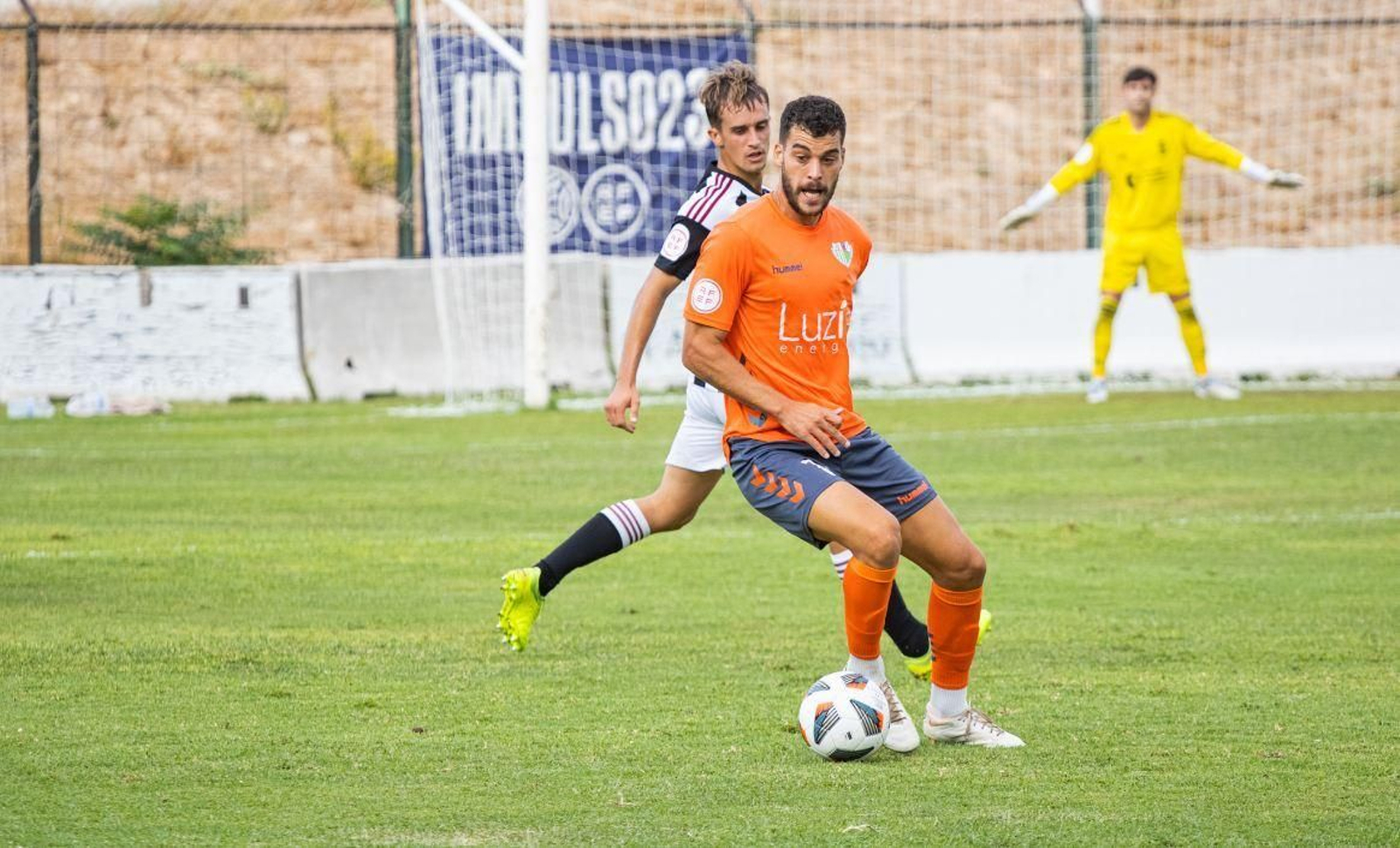 Luis Alcalde conduce el balón en un partido con el Antequera