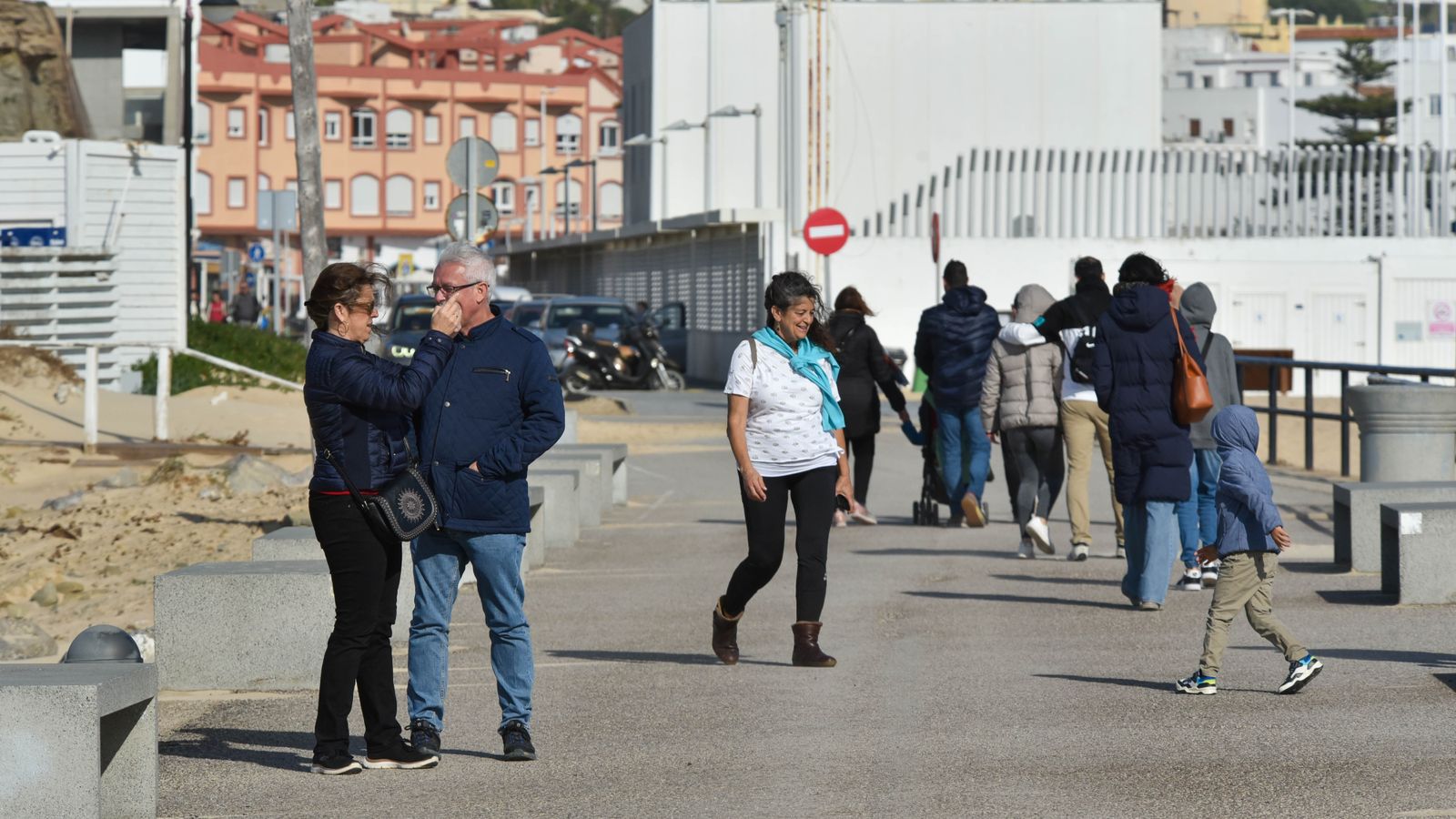 Ambiente en el puente de la Inmaculada en Tarifa, en imágenes