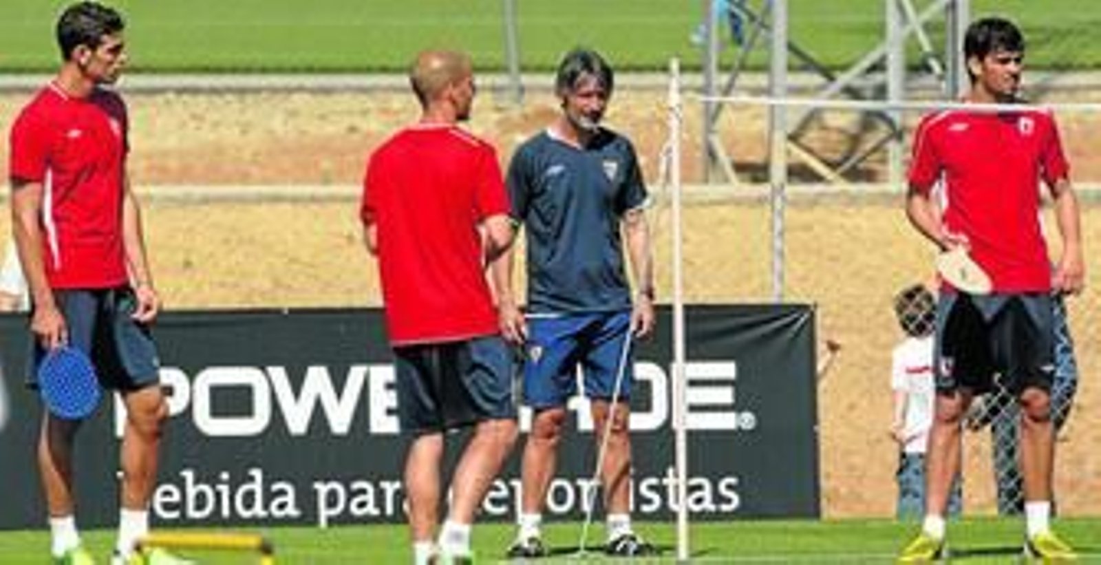 Fazio e Israel Puerto se disponen a disputar una partida de palas ante Nacho Oria y Javi Hervás, en un entrenamiento reciente.
