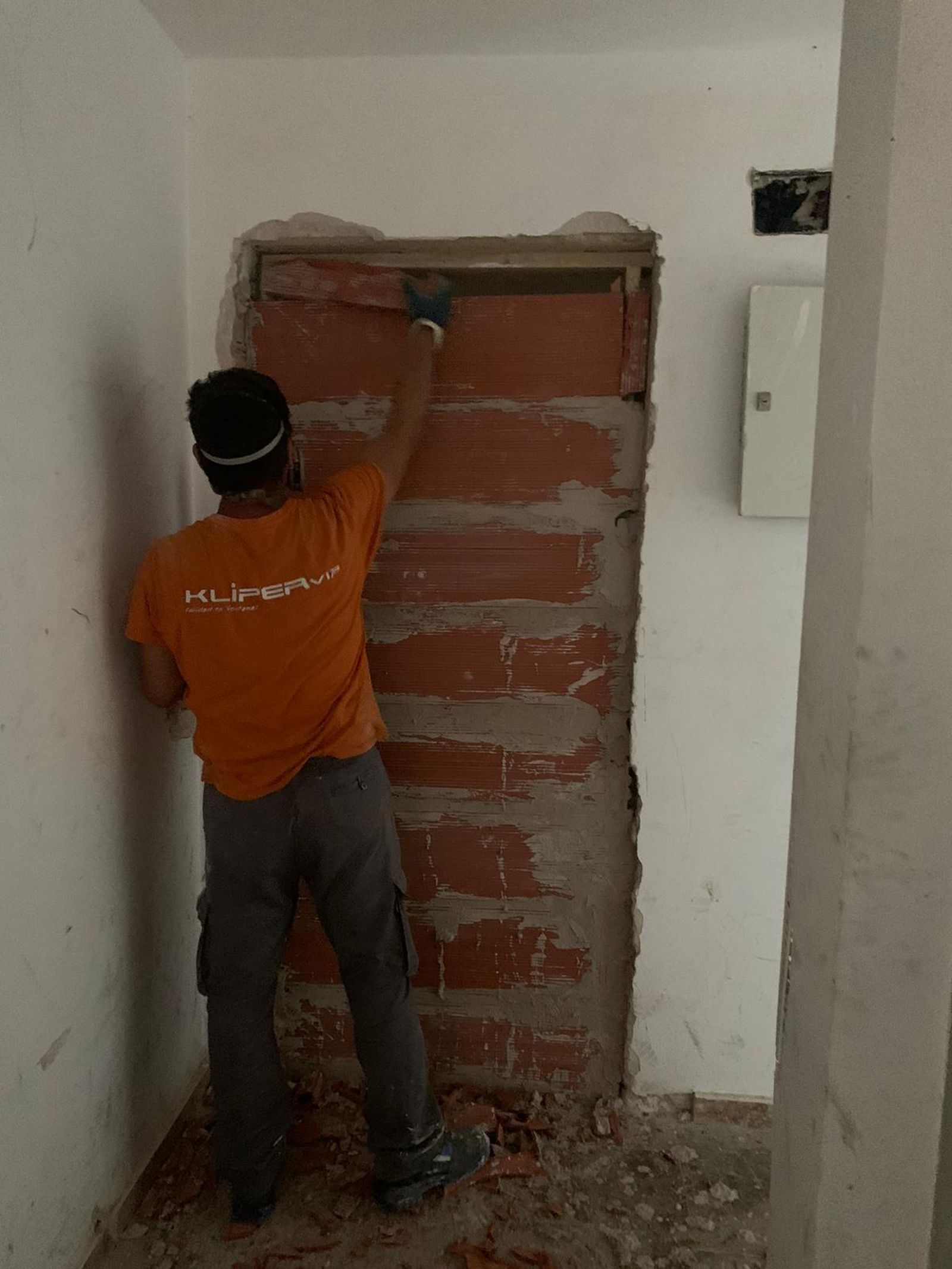 Un operario sella la entrada a uno de los pisos del edificio.