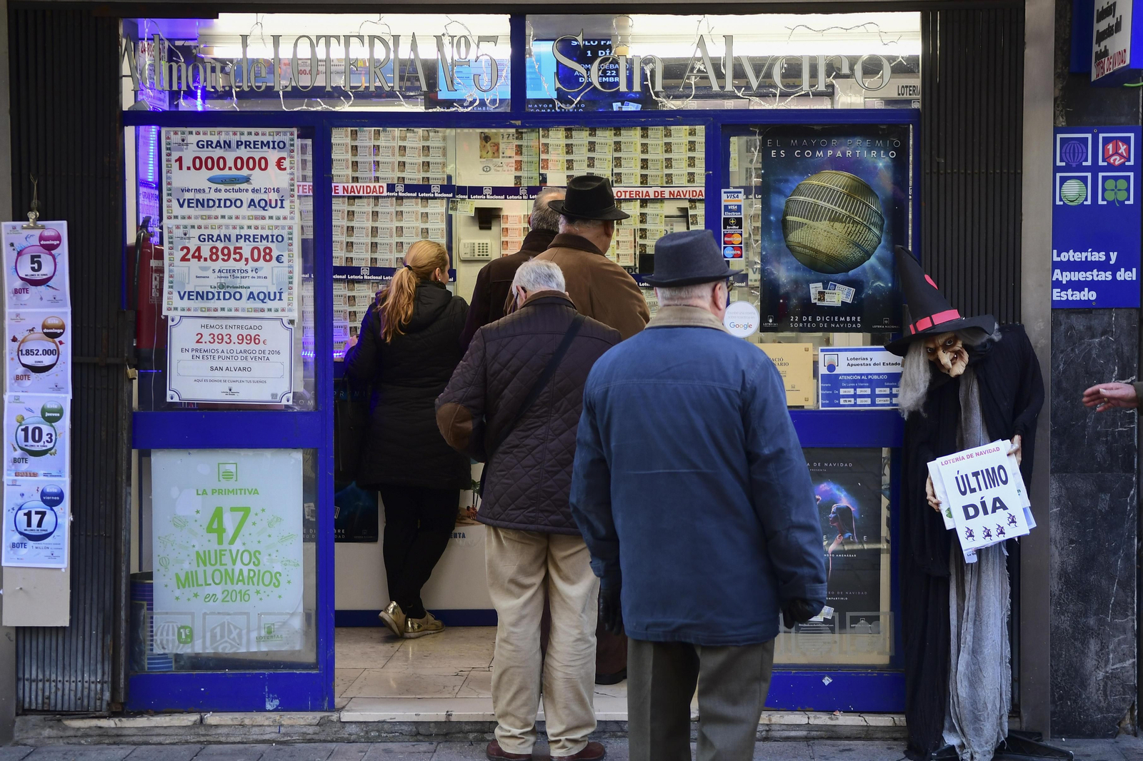 Clientes esperan su turno en la administración San Álvaro para comprar su décimo.