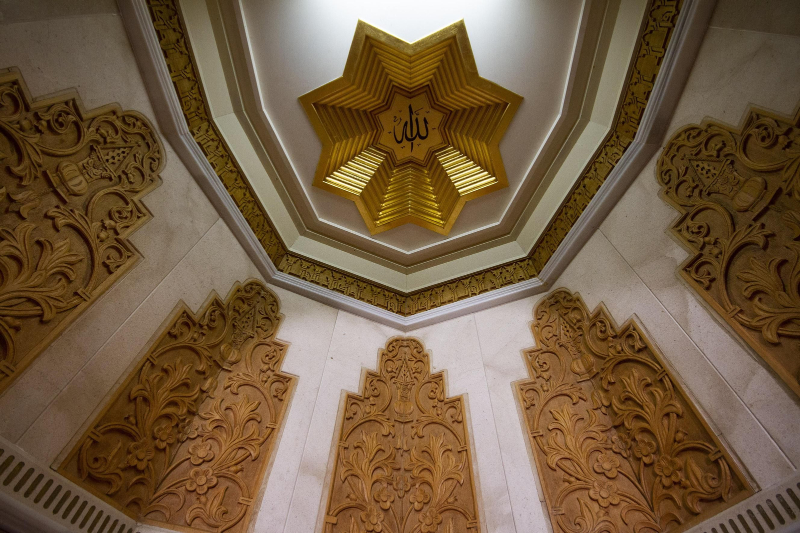 Fotos: la Mezquita Mayor de Granada, vacía por el confinamiento durante el Ramadán