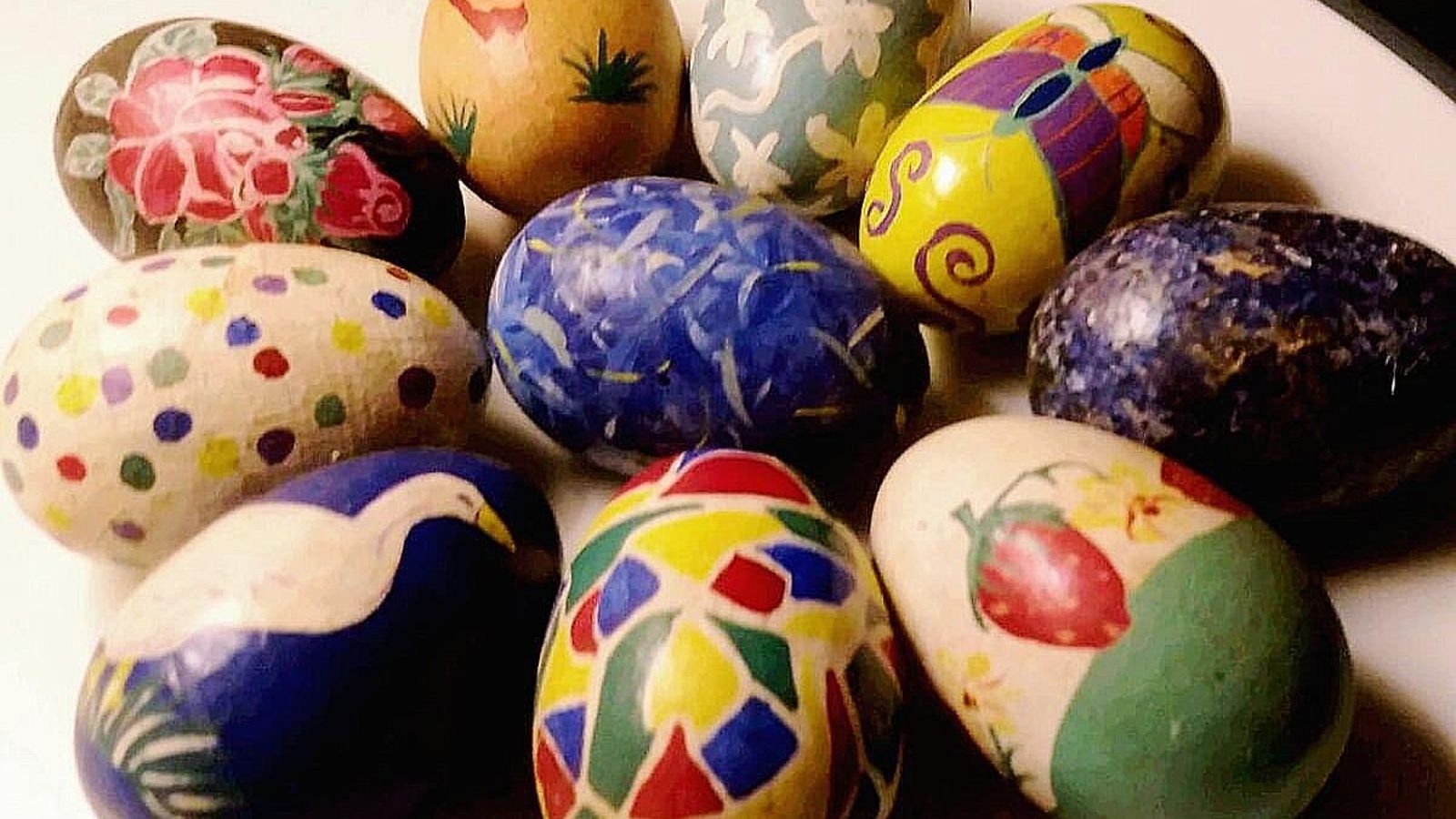 Los huevos cocidos se pintan con rotuladores y acrílicos.