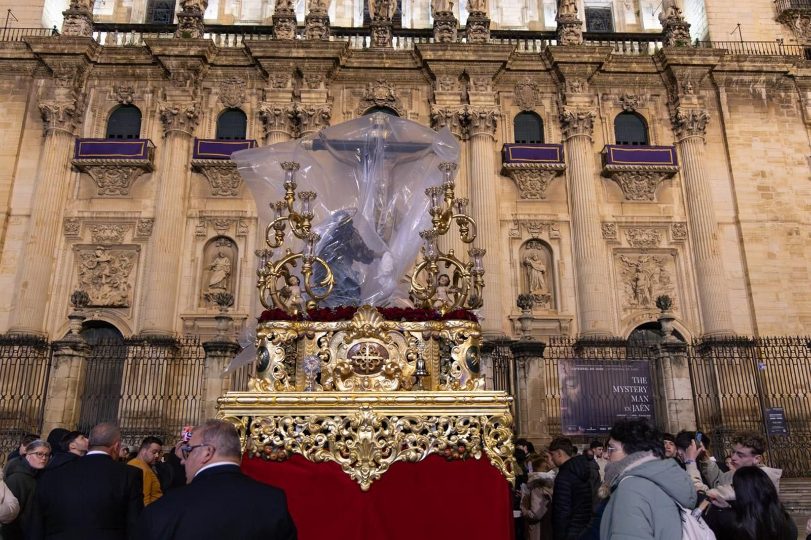 La temida lluvia impide el desarrollo normal de este Martes Santo