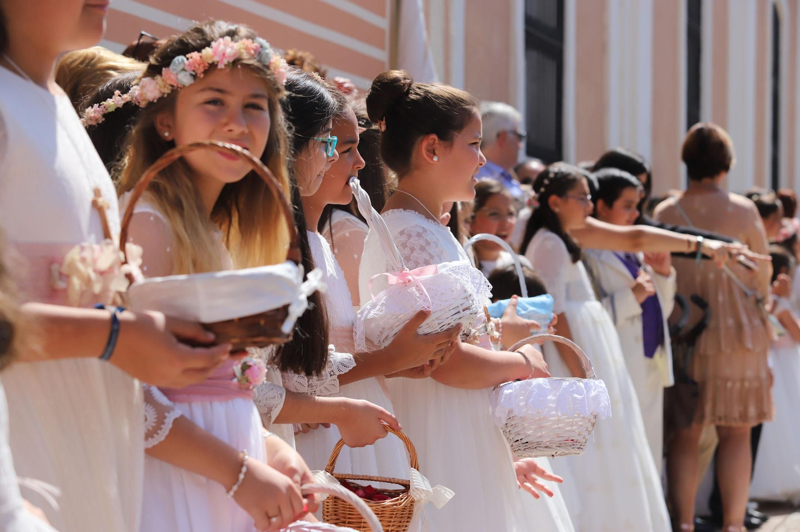 Imágenes del Corpus Christi recorriendo las calles de Huelva