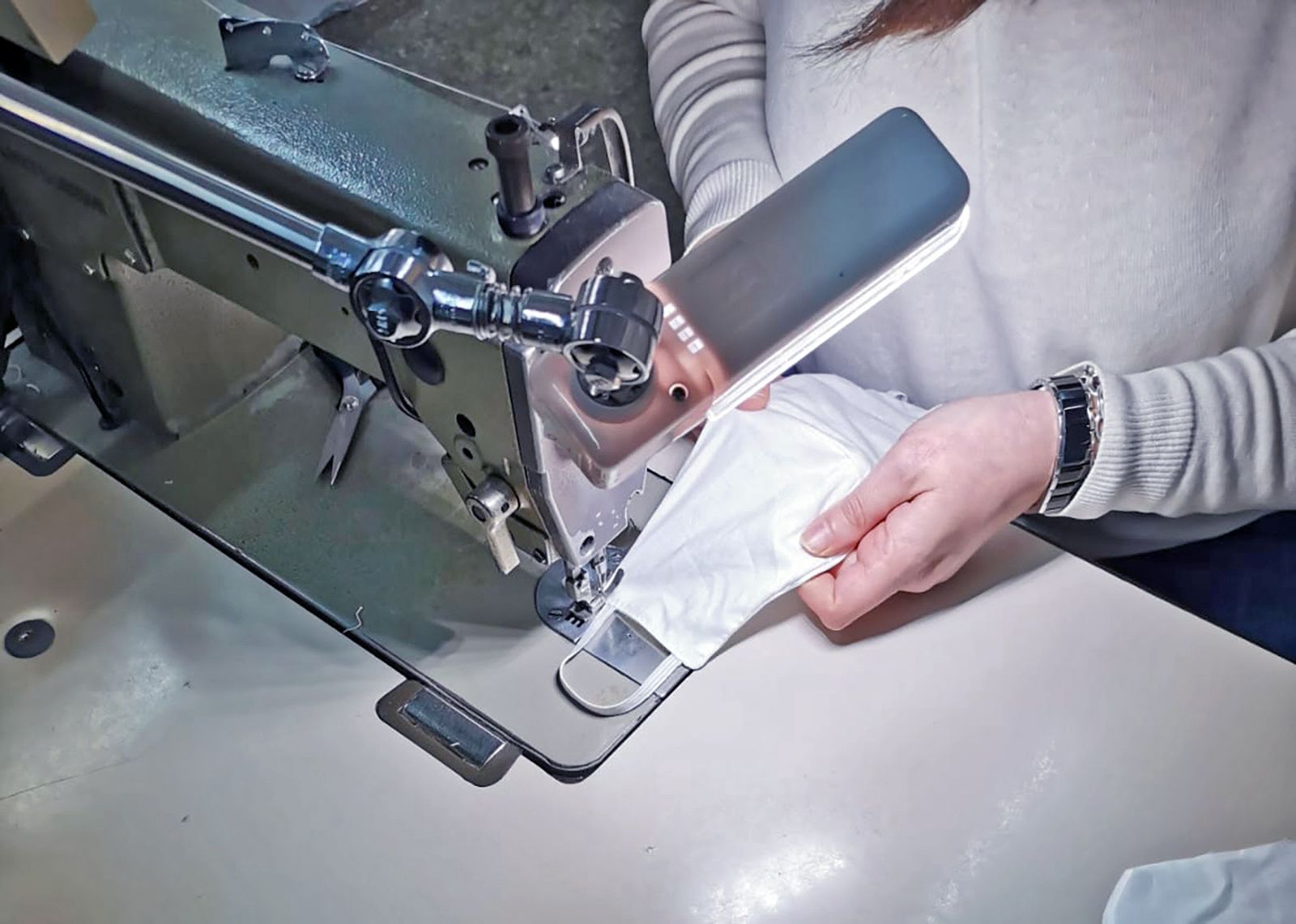 Fabricación de mascarillas por las mujeres voluntarias de Higuera de la Sierra.