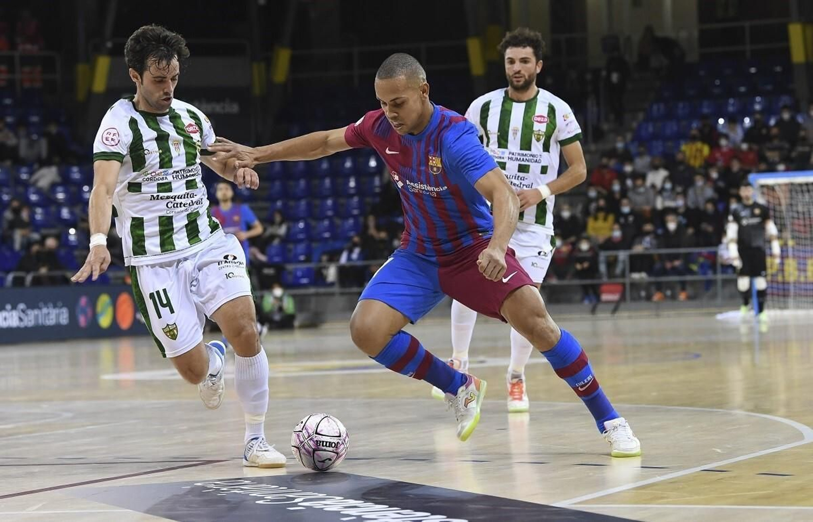 Ferrao defiende la posesión del balón ante la presencia de Pablo del Moral.