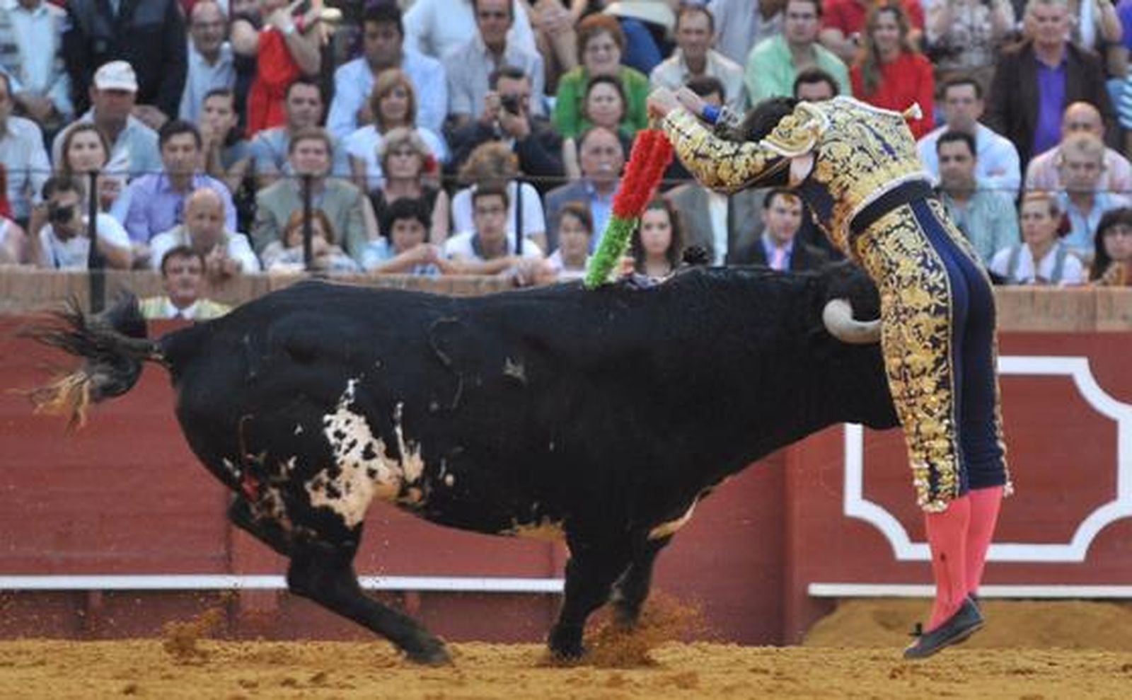 El Fandi rozó el triunfo ante Manuel Díaz 'El Cordobés' y Francisco Rivera Ordóñez. Discreta corrida en la que se torearon astados de la ganadería de Torrestrella. 

Foto: Manuel Gómez