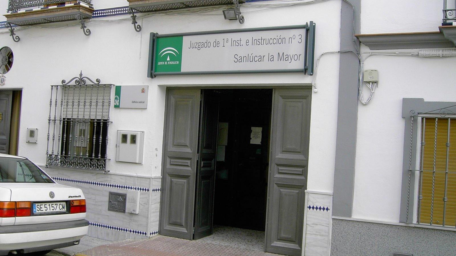 El juzgado-cochera....