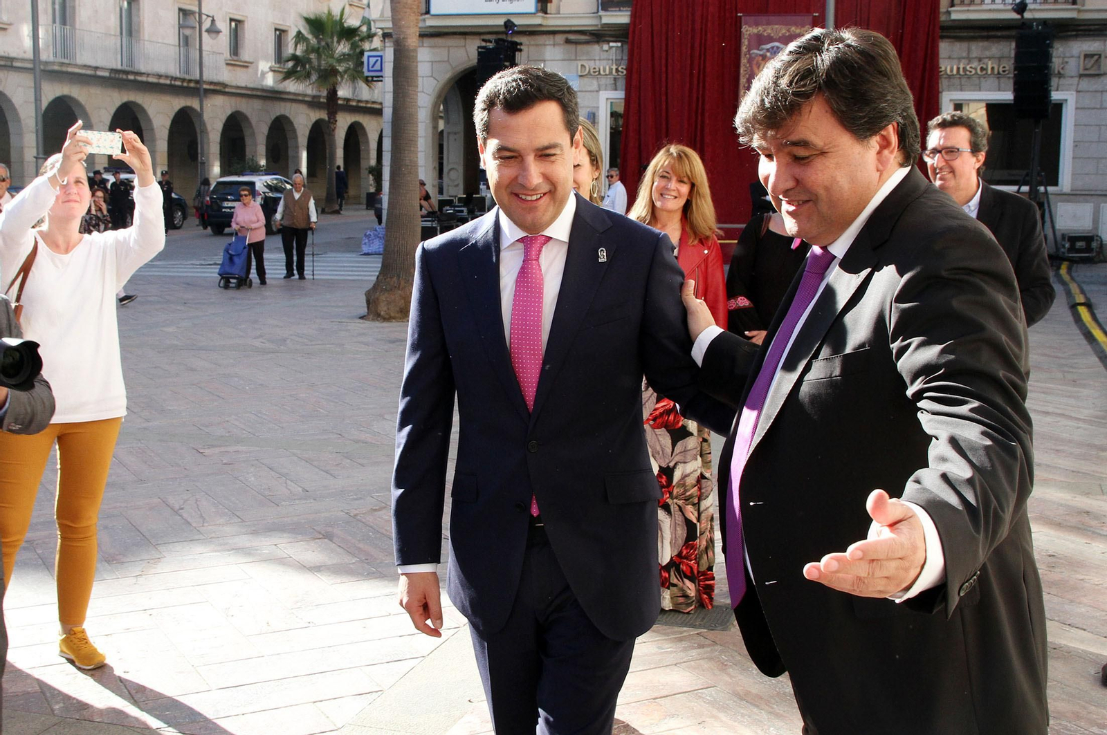 Juanma Moreno se reúne con Gabriel Cruz en el Ayuntamiento, en imágenes