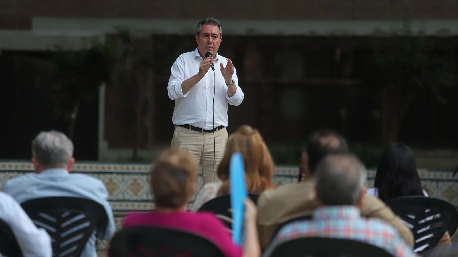 Fotos de Juan Espadas con simpatizantes del Psoe en Algeciras