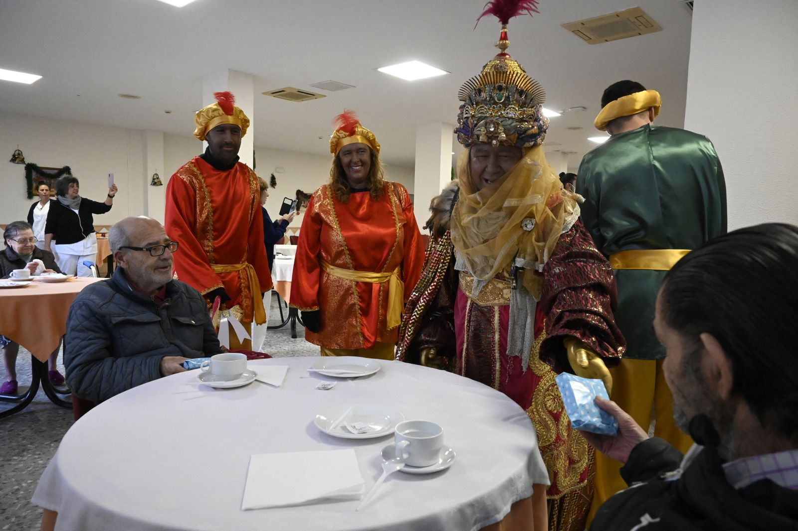 Visita de los Reyes Magos a los ancianos de los asilos de Huelva, en imágenes