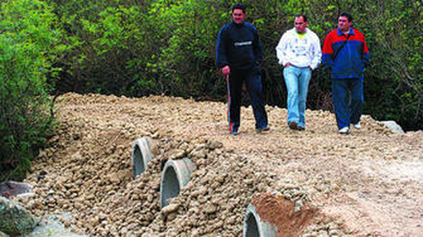 Los tubos de hormigón funcionan como vado provisional.