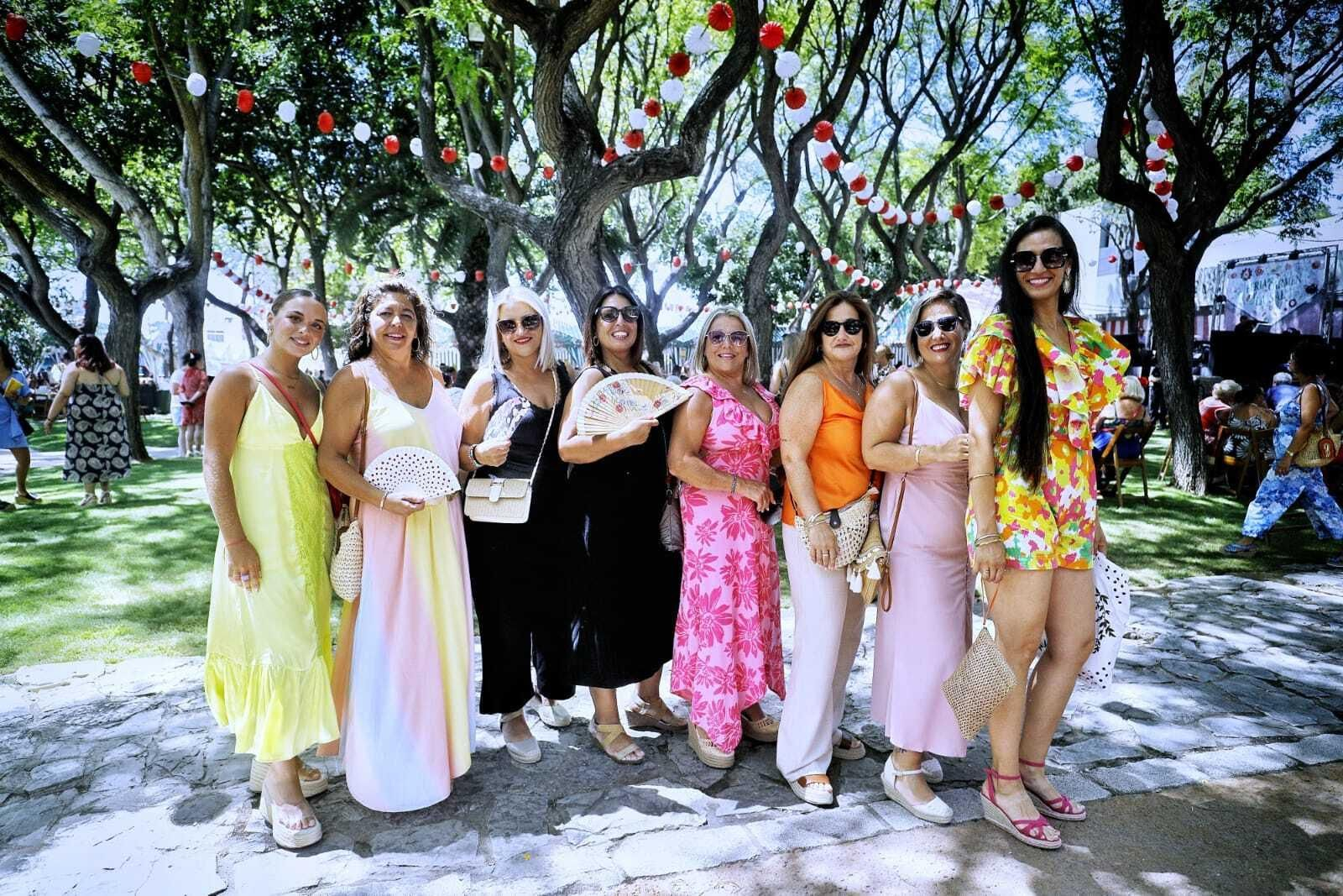 Búscate en las imágenes del Día de la Mujer de la Feria del Carmen de San Fernando