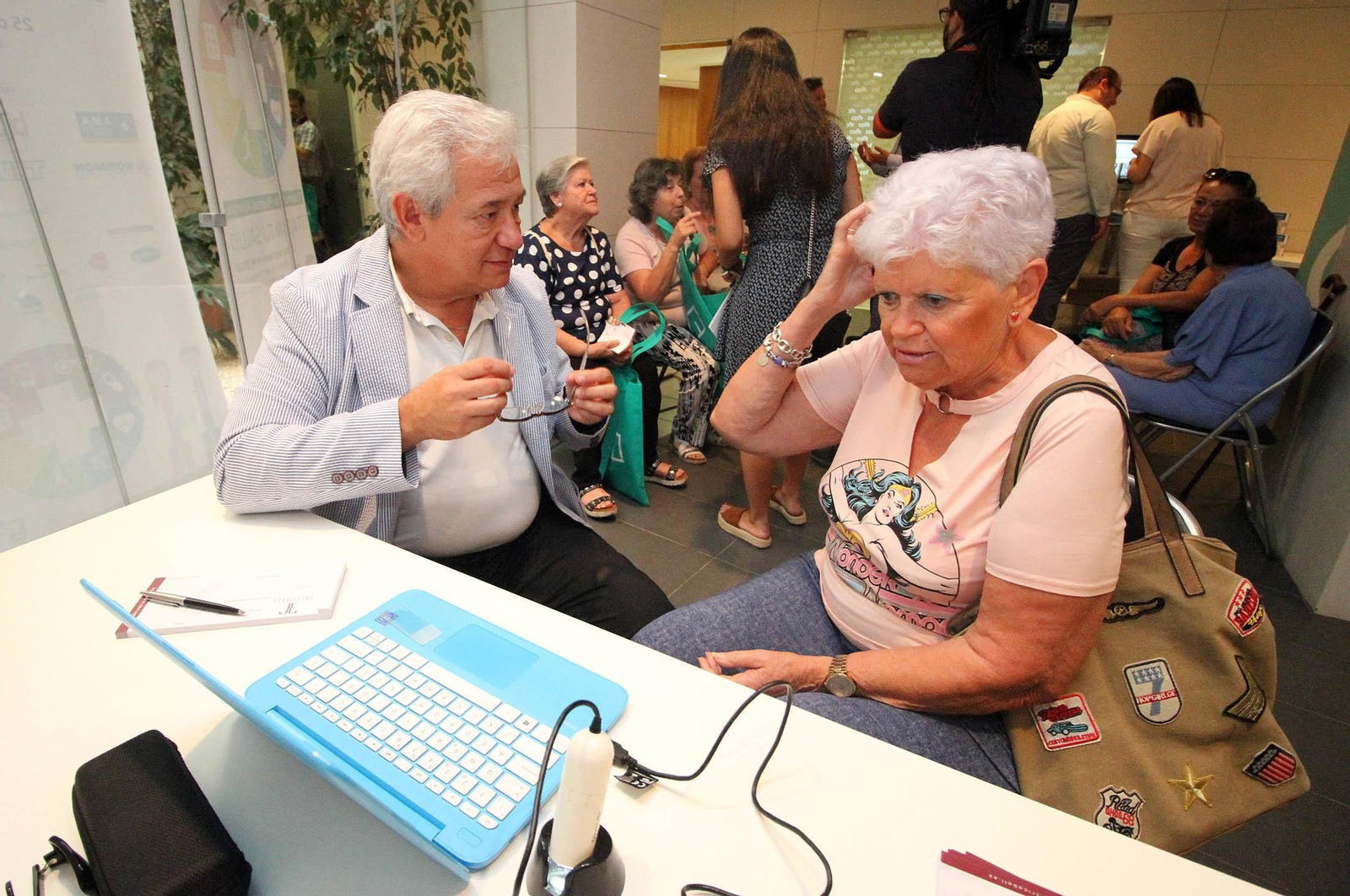 Imágenes de la jornada de puertas abiertas y circuito saludable en el Colegio de Farmacéuticos de Huelva