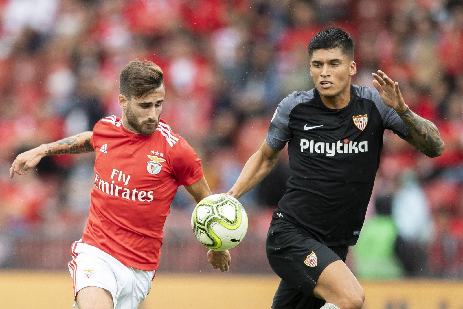 El Sevilla FC ha dejado muy mala imagen ante el Benfica. En la imagen, Silva y Correa.