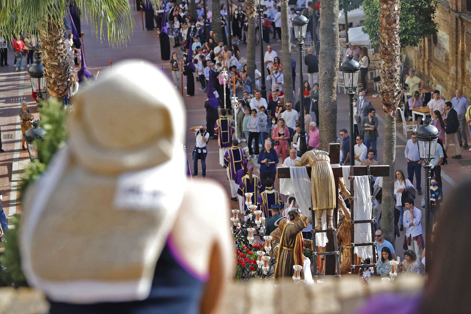 La Hermandad del Descendimiento en su recorrido por las calles de Huelva el Viernes Santo