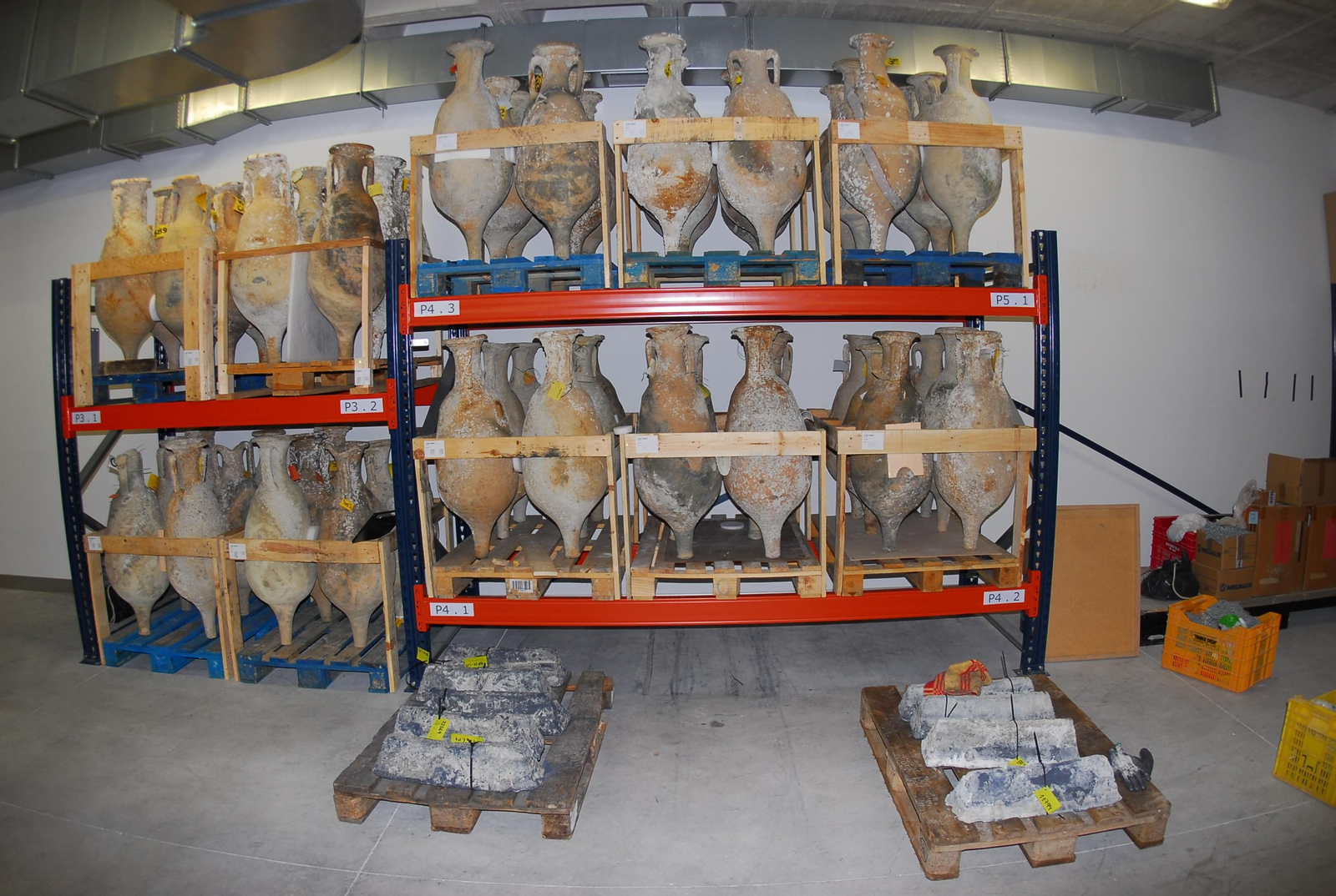 Sistema de almacenaje de las ánforas en el Vila Museu, similar a como viajaban en la nave romana.