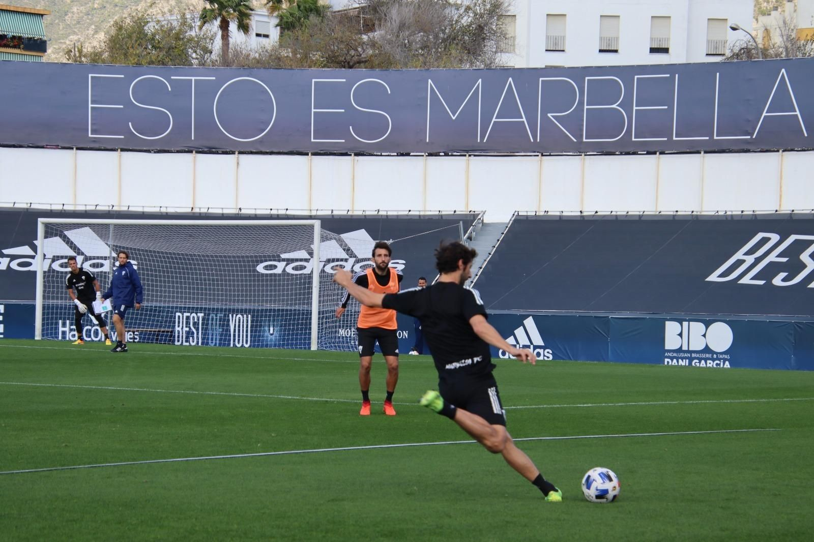 Esteban Granero golpea el balón en un entrenamiento del Marbella.