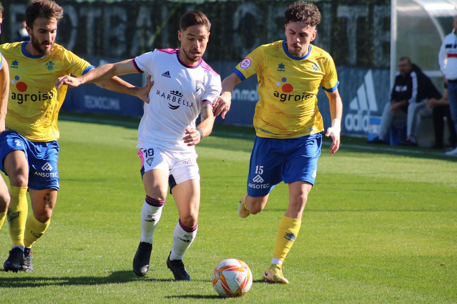 El Huétor Tájar persigue a su rival.