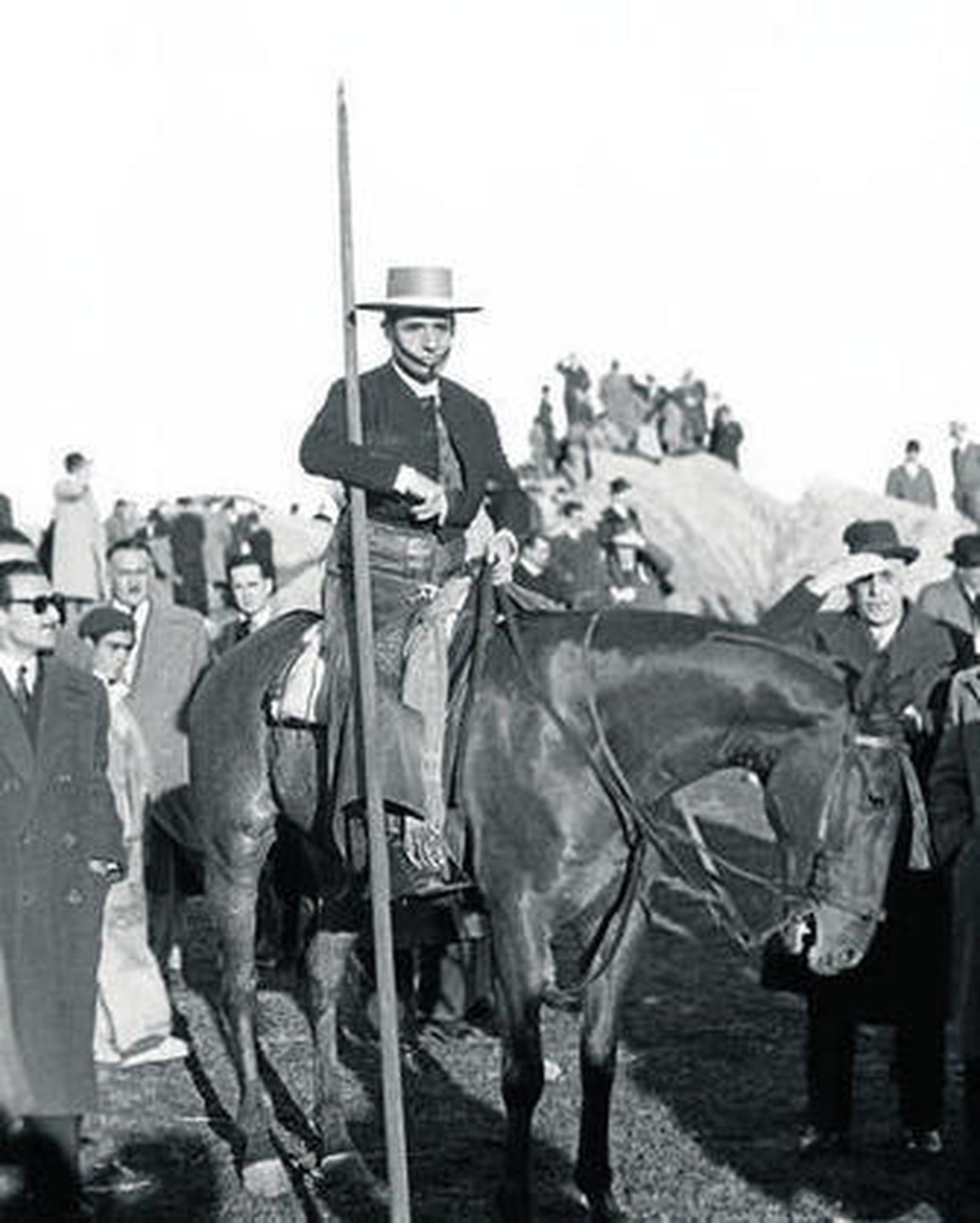Juan Belmonte, a lomos de una de sus cabalgaduras, preparado para una faena campera.