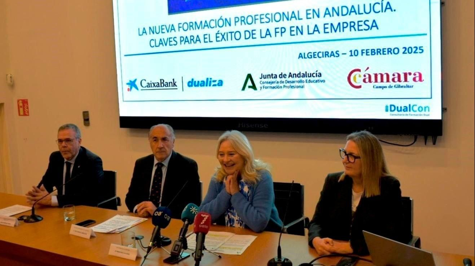 La delegada de la Junta de Andalucía en Cádiz, Mercedes Colombo, inaugura en Algeciras la jornada 'Desayuno Dualiza'.