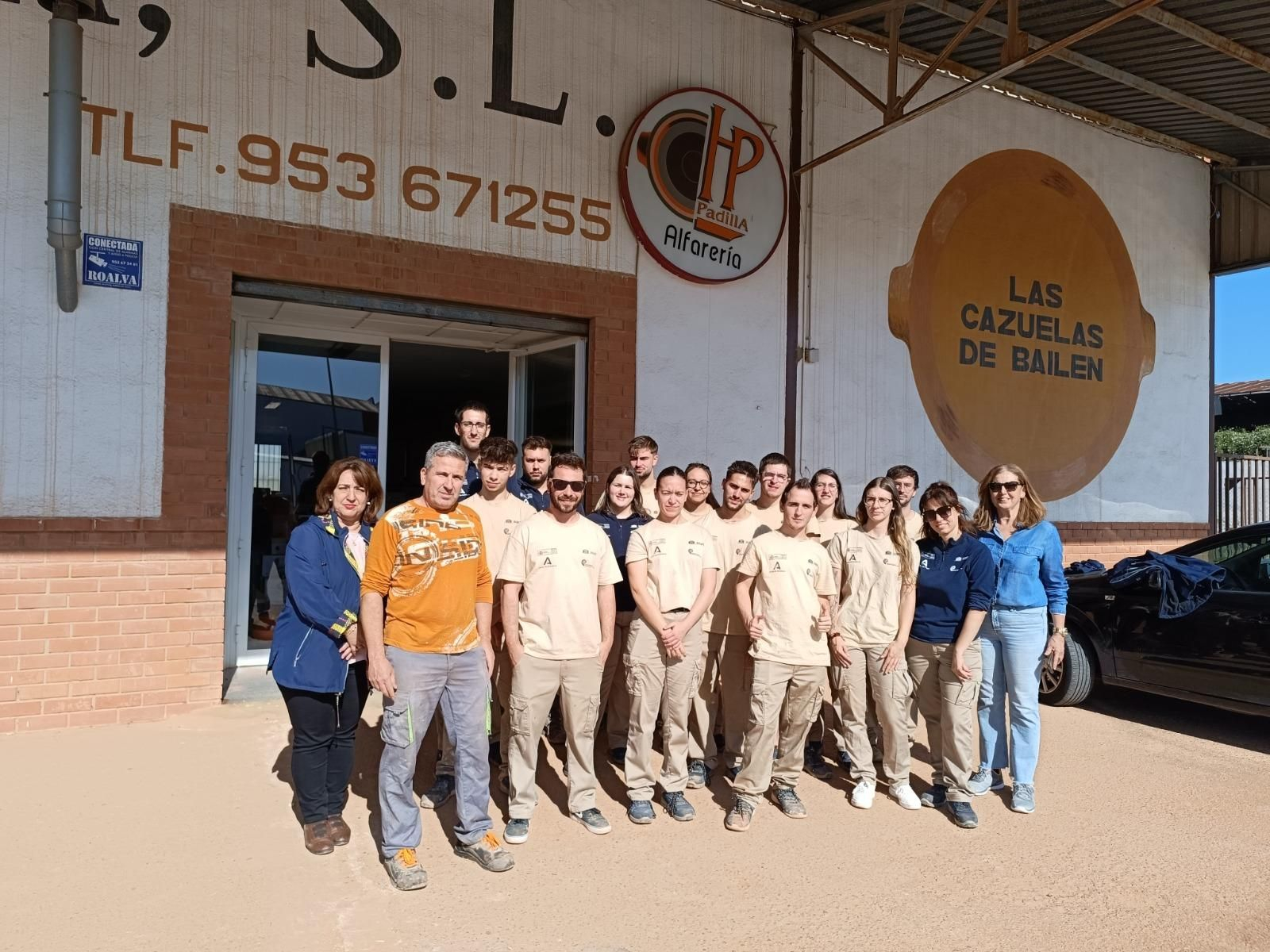 Alumnos y responsables, en las puertas de la empresa.