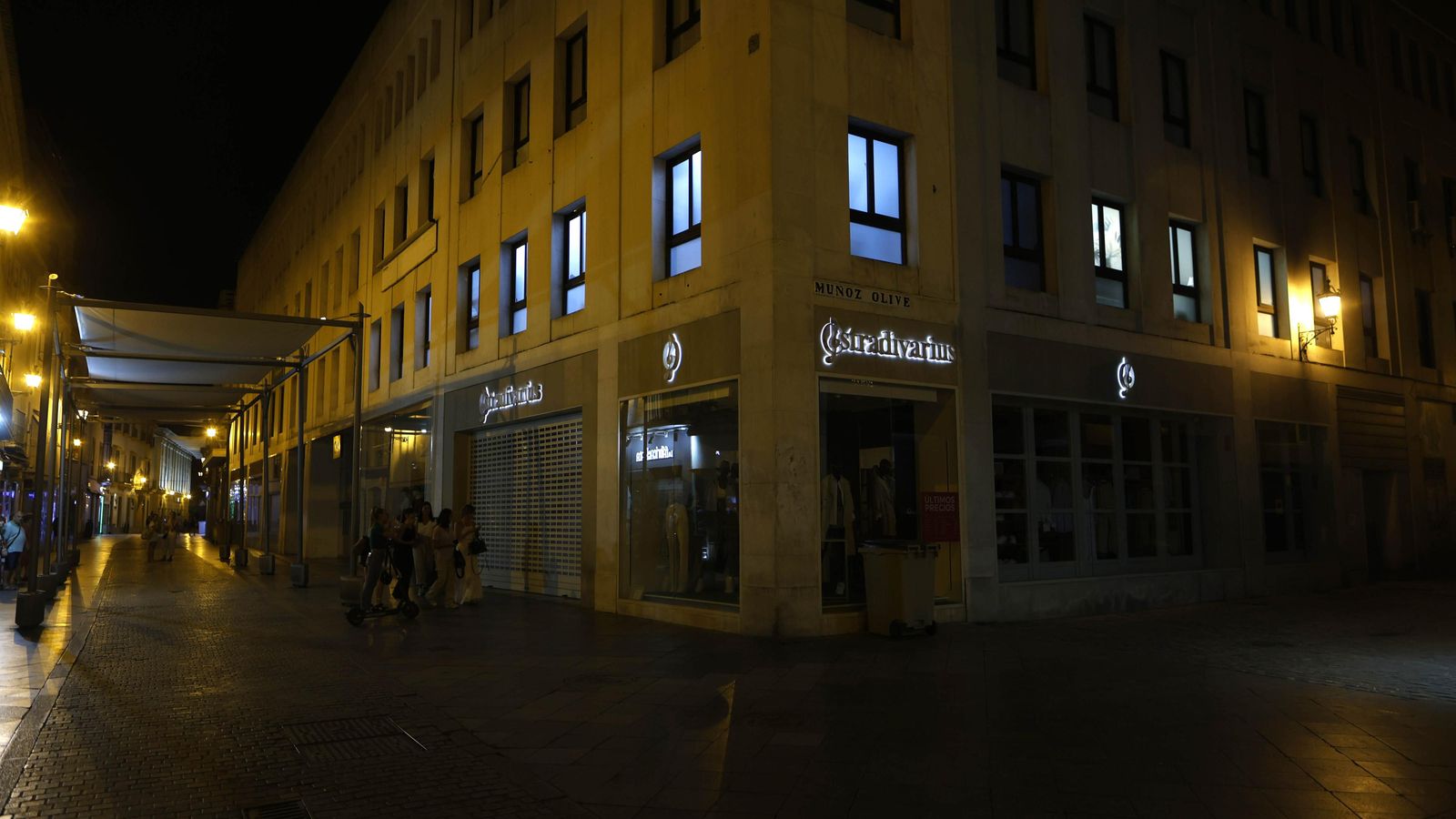 Escaparates apagados en el centro de Sevilla.