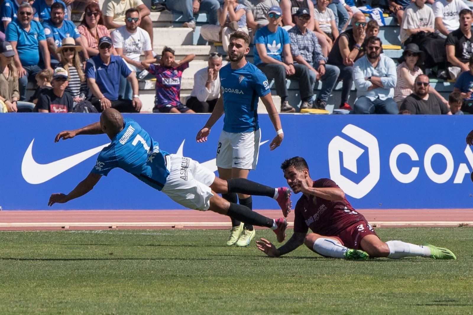 Biabiany cae ante la mirada de David Ramos.